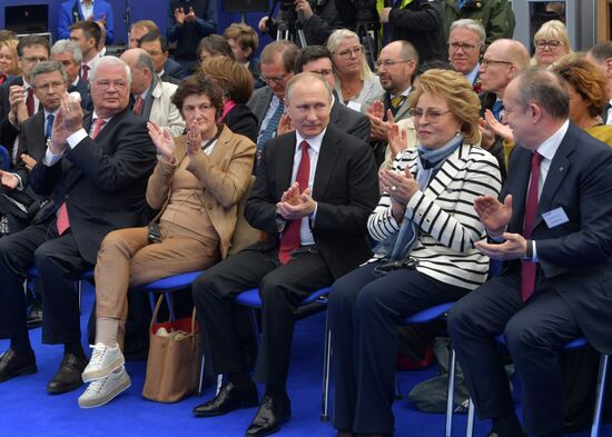 Рабочая поездка президента РФ В. Путина в Северо-западный федеральный округ