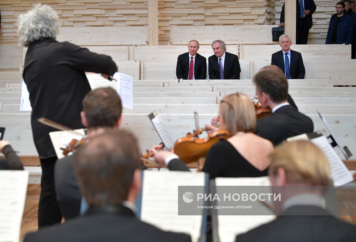 Рабочая поездка президента РФ В. Путина в Северо-западный федеральный округ