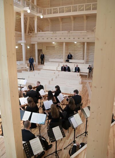 Рабочая поездка президента РФ В. Путина в Северо-западный федеральный округ