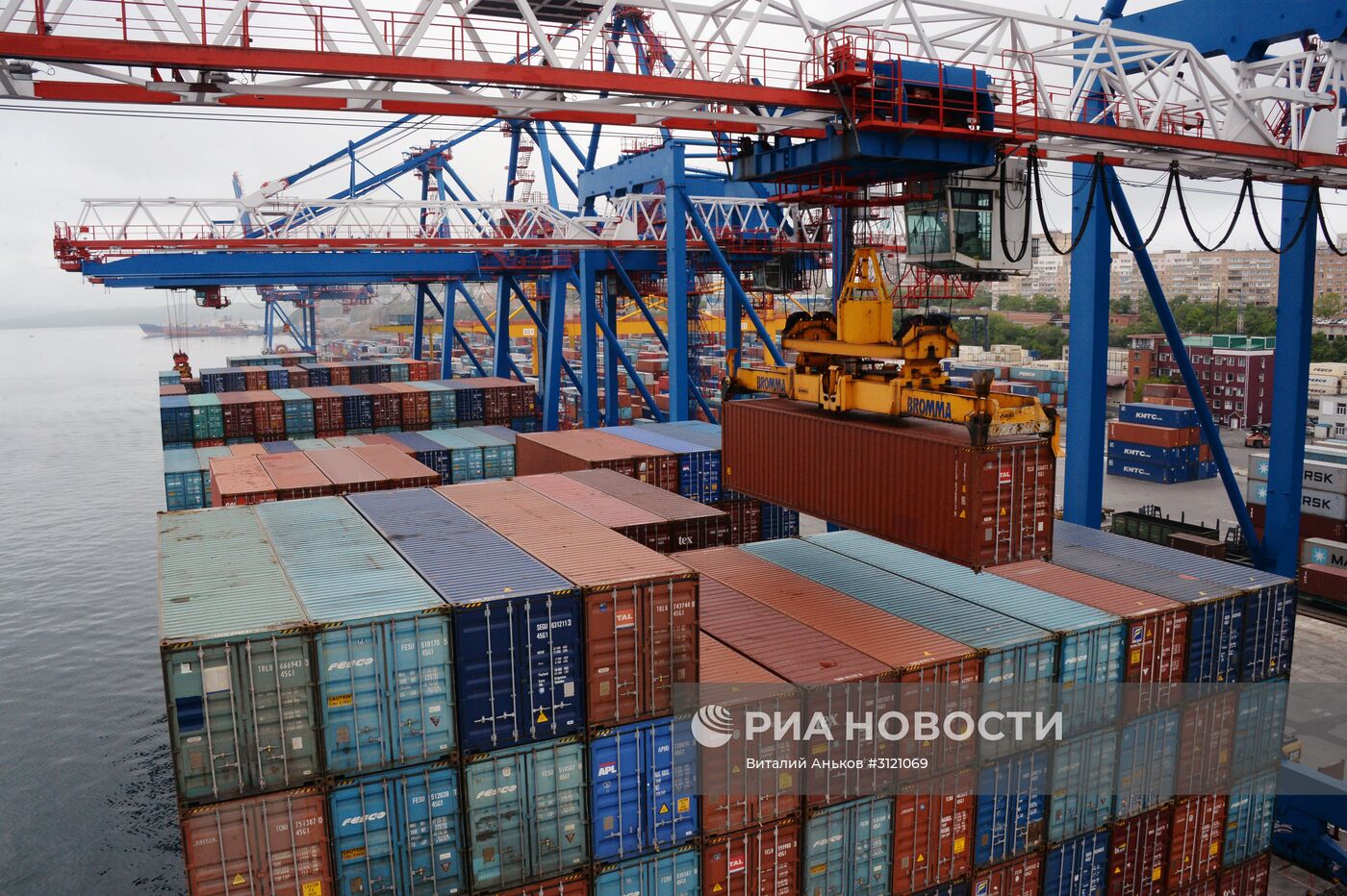 Контейнеровоз Fesco Diomid прибыл в порт Владивостока