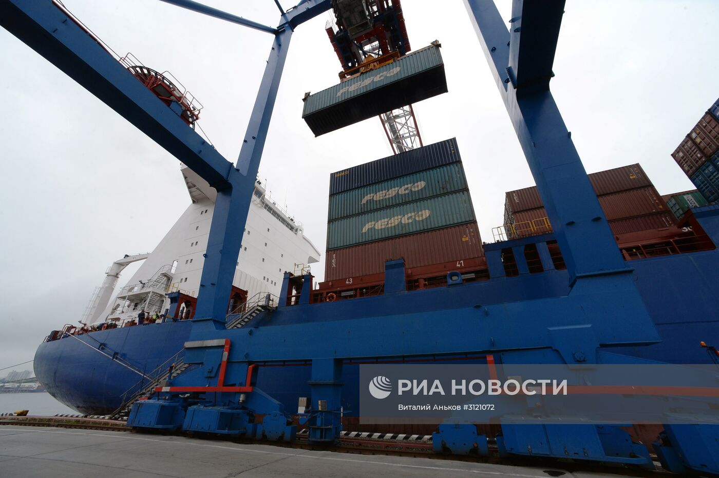 Контейнеровоз Fesco Diomid прибыл в порт Владивостока