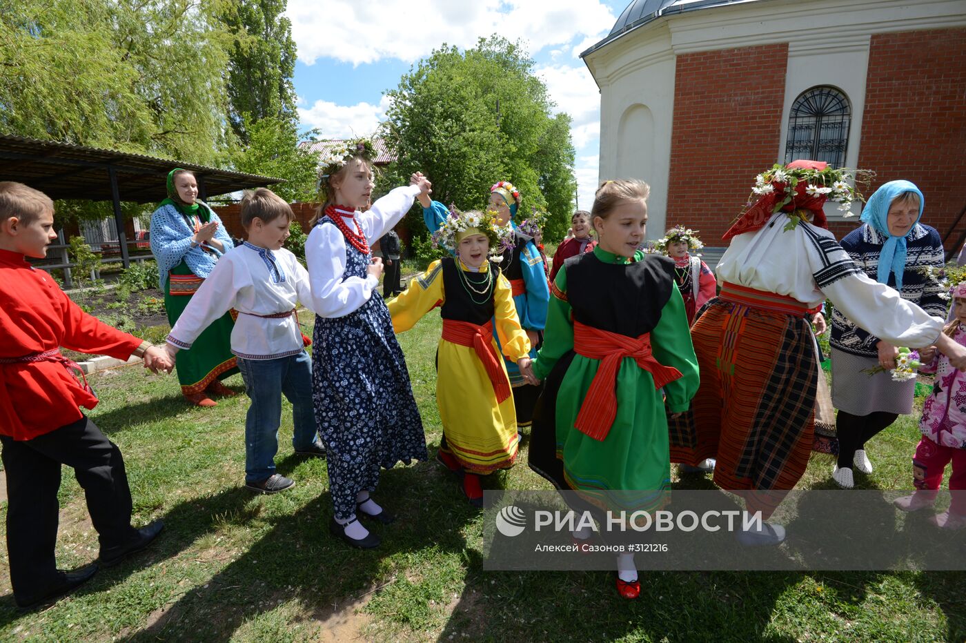 Празднование Троицы в городах России