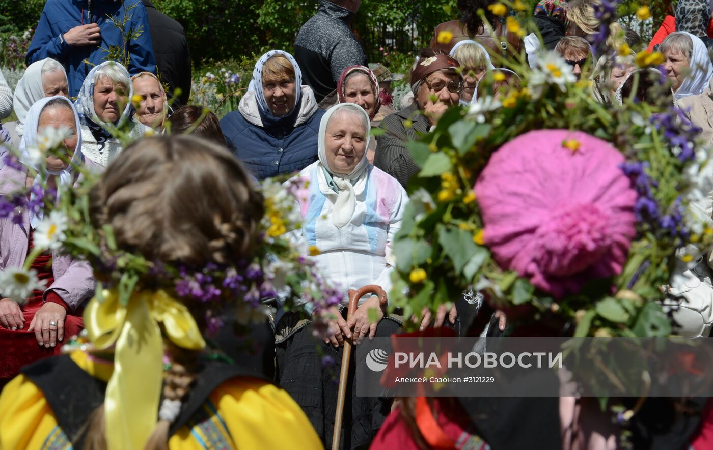 Празднование Троицы в городах России