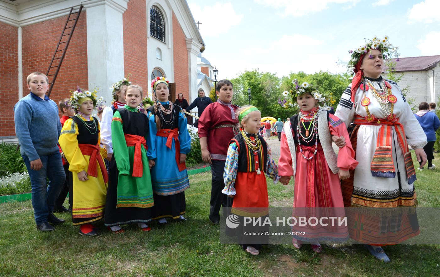 Празднование Троицы в городах России