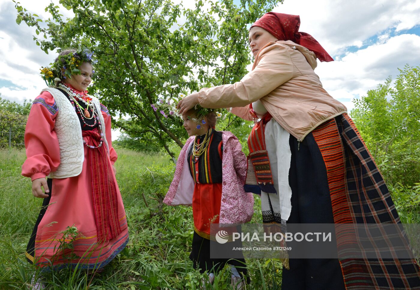 Празднование Троицы в городах России