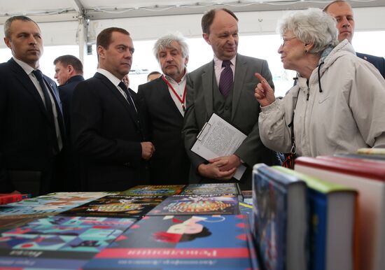 Премьер-министр РФ Д. Медведев посетил книжный фестиваль "Красная площадь"