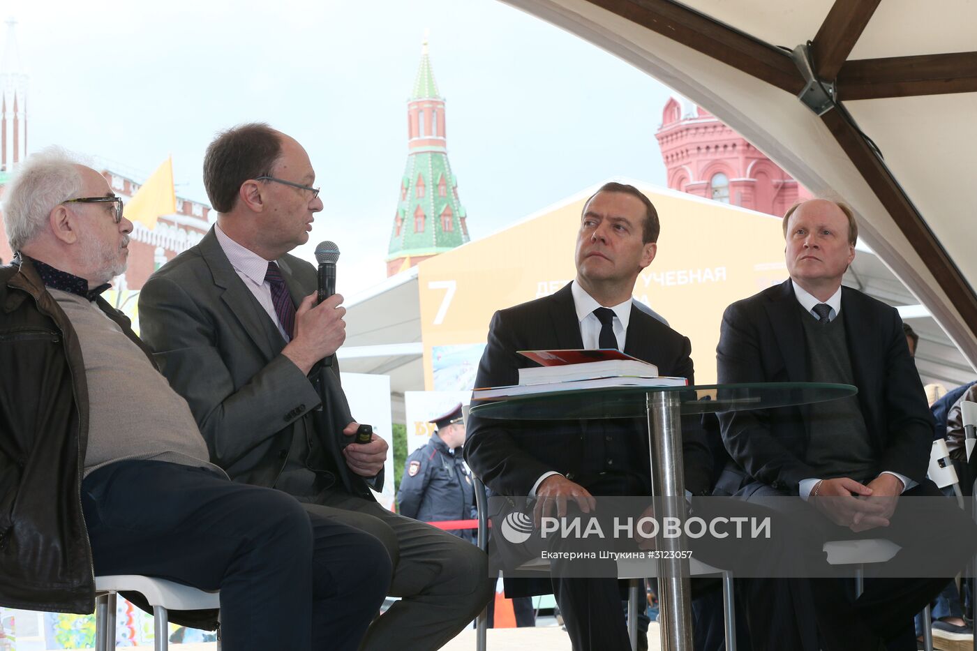 Премьер-министр РФ Д. Медведев посетил книжный фестиваль "Красная площадь"
