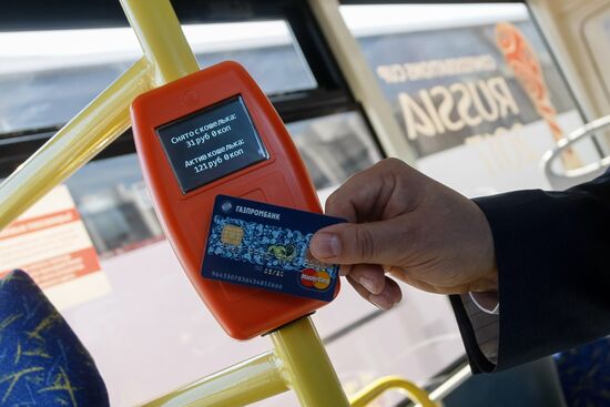 Демонстрация новой технологии оплаты проезда банковскими картами и мобильными устройствами в автобусах Санкт-Петербурга