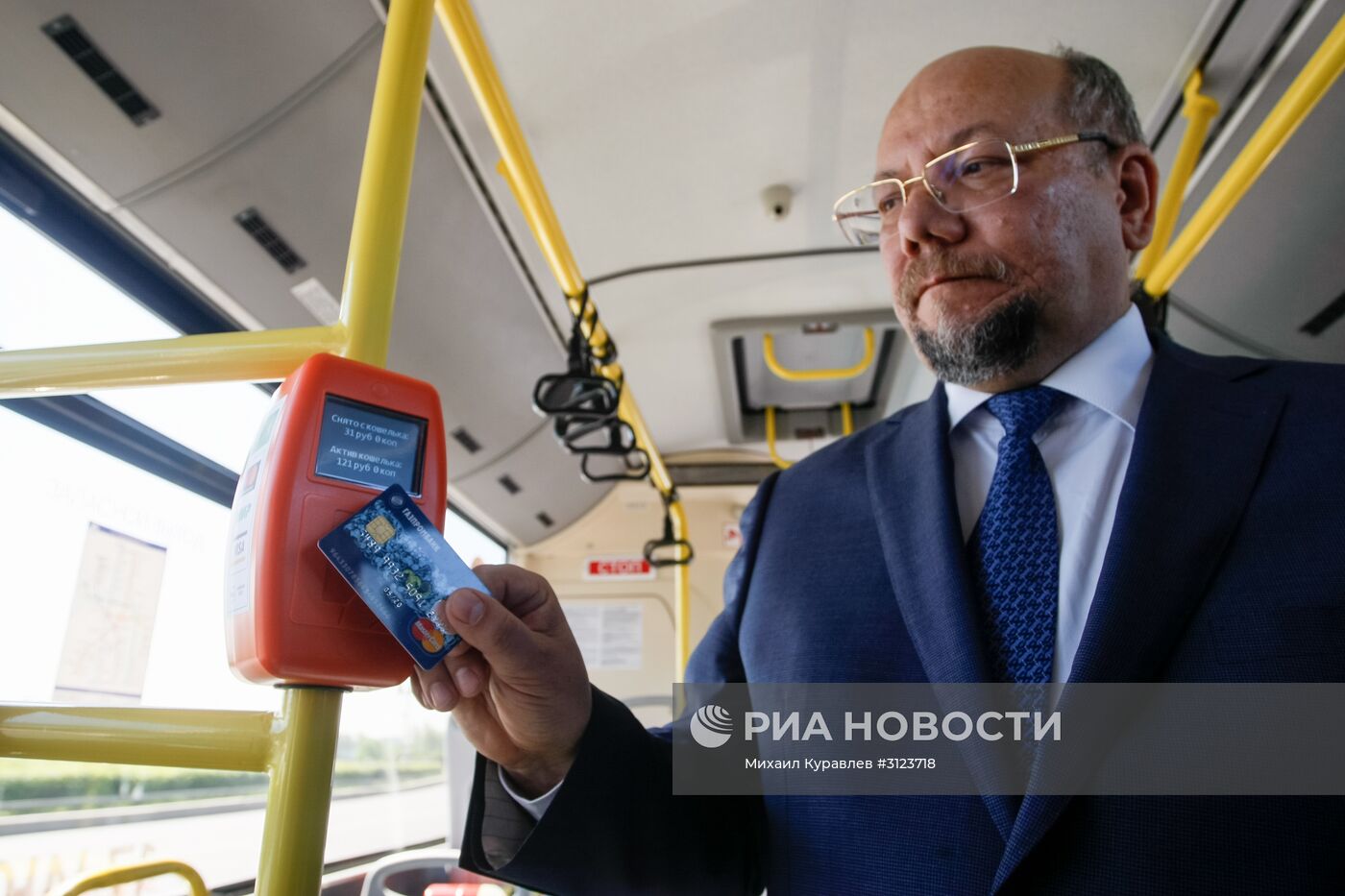 Демонстрация новой технологии оплаты проезда банковскими картами и мобильными устройствами в автобусах Санкт-Петербурга