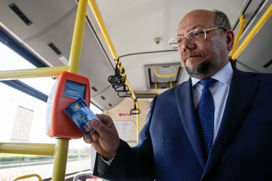 Демонстрация новой технологии оплаты проезда банковскими картами и мобильными устройствами в автобусах Санкт-Петербурга