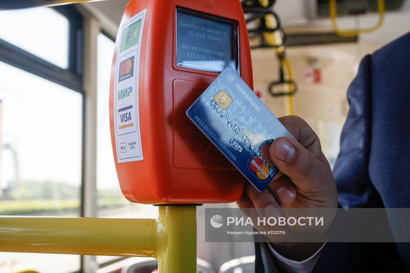 Демонстрация новой технологии оплаты проезда банковскими картами и мобильными устройствами в автобусах Санкт-Петербурга