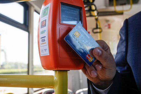 Демонстрация новой технологии оплаты проезда банковскими картами и мобильными устройствами в автобусах Санкт-Петербурга