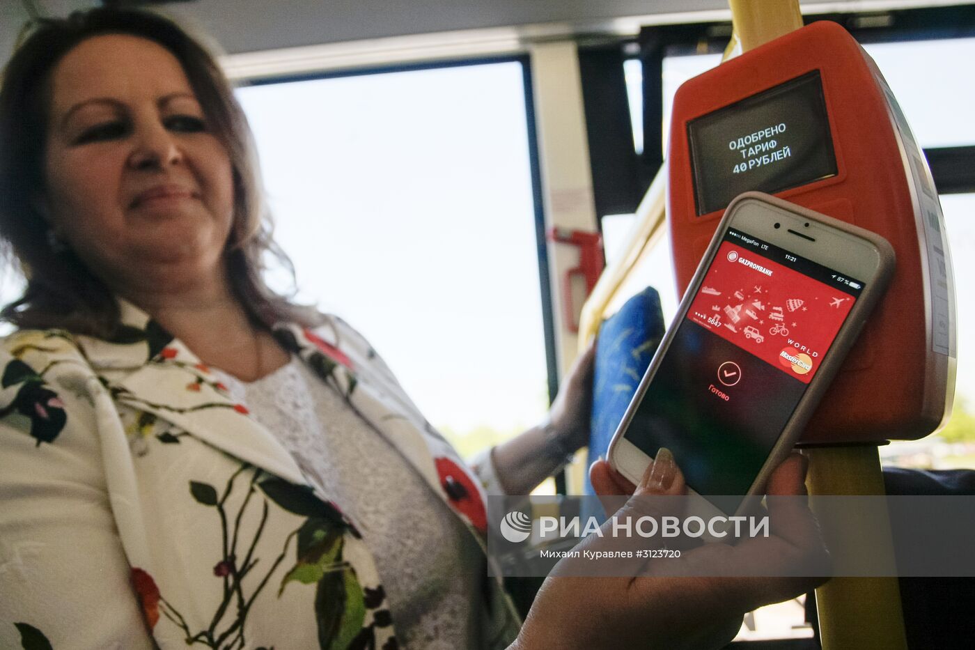 Демонстрация новой технологии оплаты проезда банковскими картами и мобильными устройствами в автобусах Санкт-Петербурга