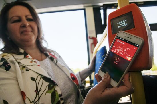 Демонстрация новой технологии оплаты проезда банковскими картами и мобильными устройствами в автобусах Санкт-Петербурга