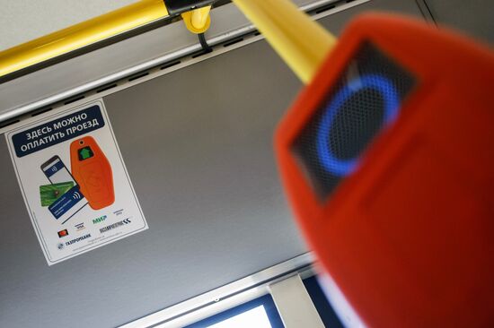 Демонстрация новой технологии оплаты проезда банковскими картами и мобильными устройствами в автобусах Санкт-Петербурга