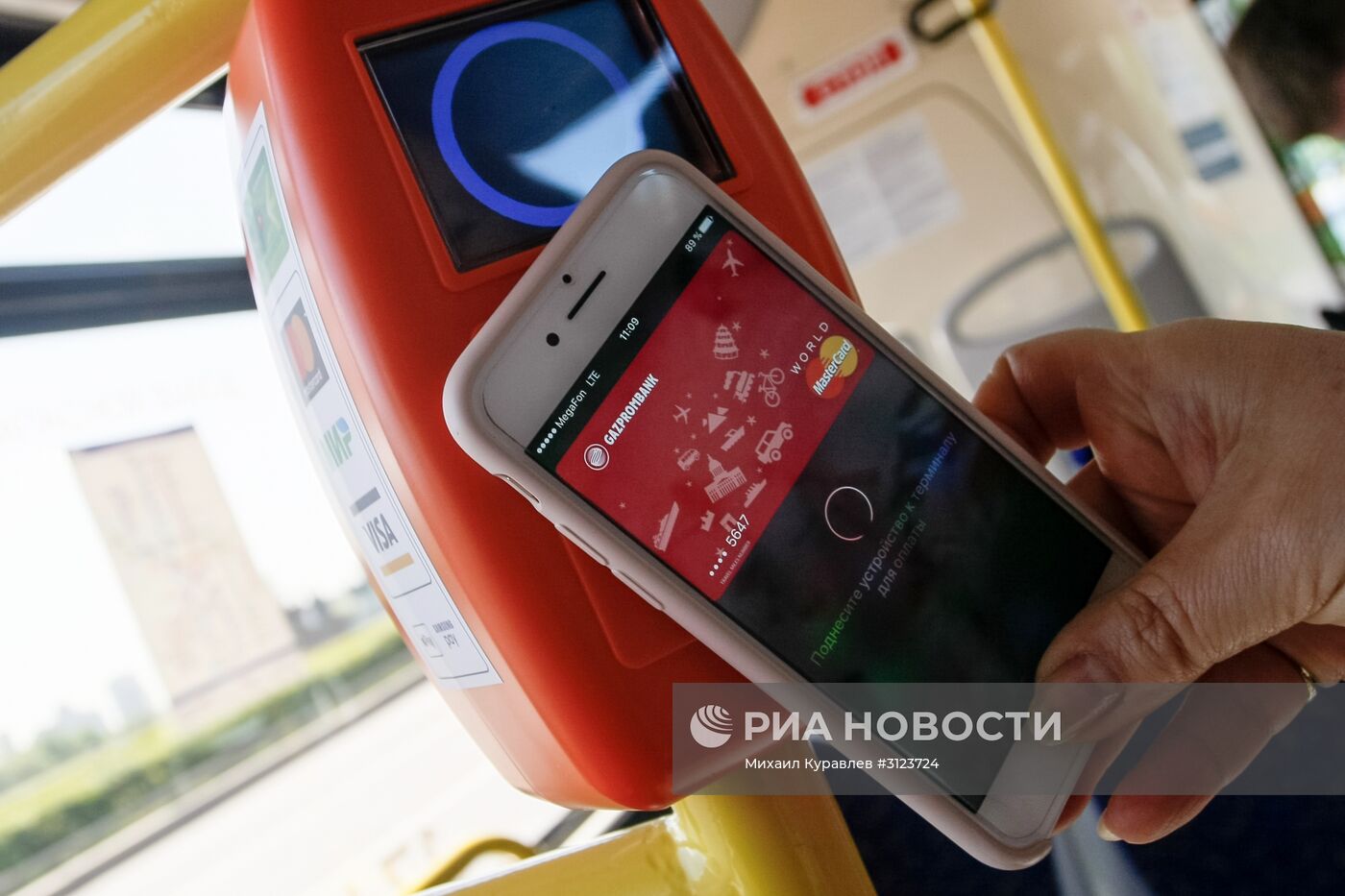 Демонстрация новой технологии оплаты проезда банковскими картами и мобильными устройствами в автобусах Санкт-Петербурга