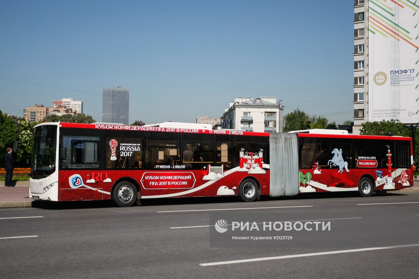 Демонстрация новой технологии оплаты проезда банковскими картами и мобильными устройствами в автобусах Санкт-Петербурга