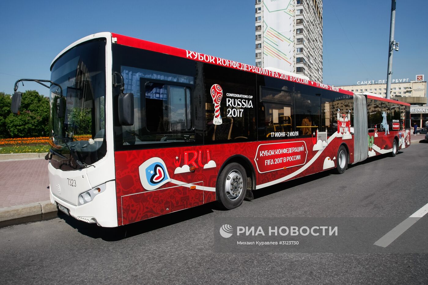 Демонстрация новой технологии оплаты проезда банковскими картами и мобильными устройствами в автобусах Санкт-Петербурга