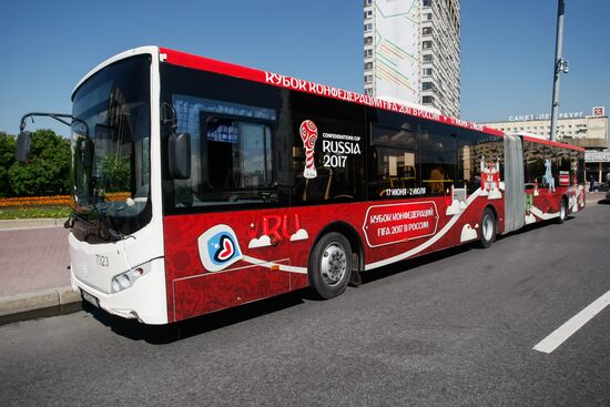 Демонстрация новой технологии оплаты проезда банковскими картами и мобильными устройствами в автобусах Санкт-Петербурга