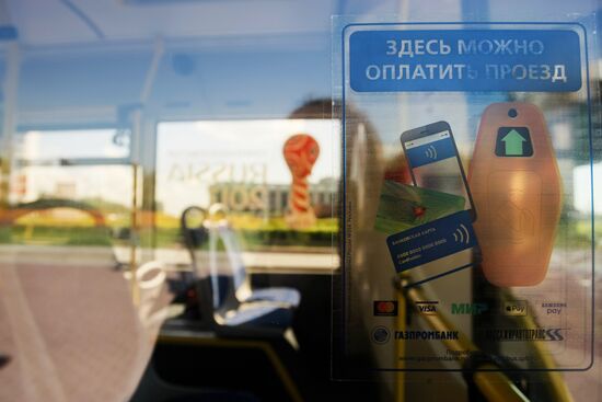 Демонстрация новой технологии оплаты проезда банковскими картами и мобильными устройствами в автобусах Санкт-Петербурга