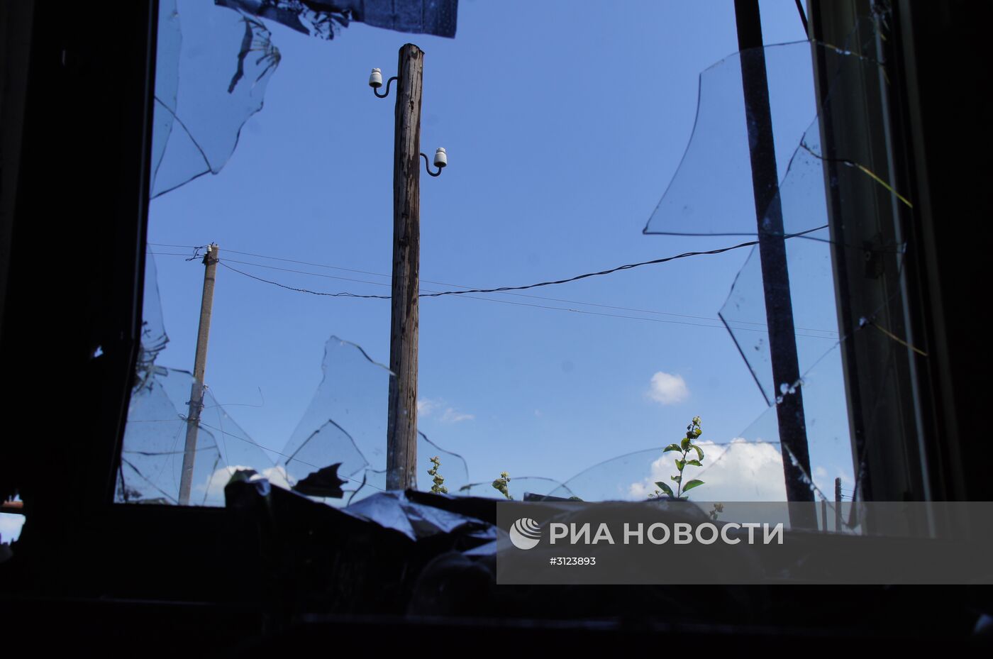 Последствия обстрела города Кировска в ЛНР