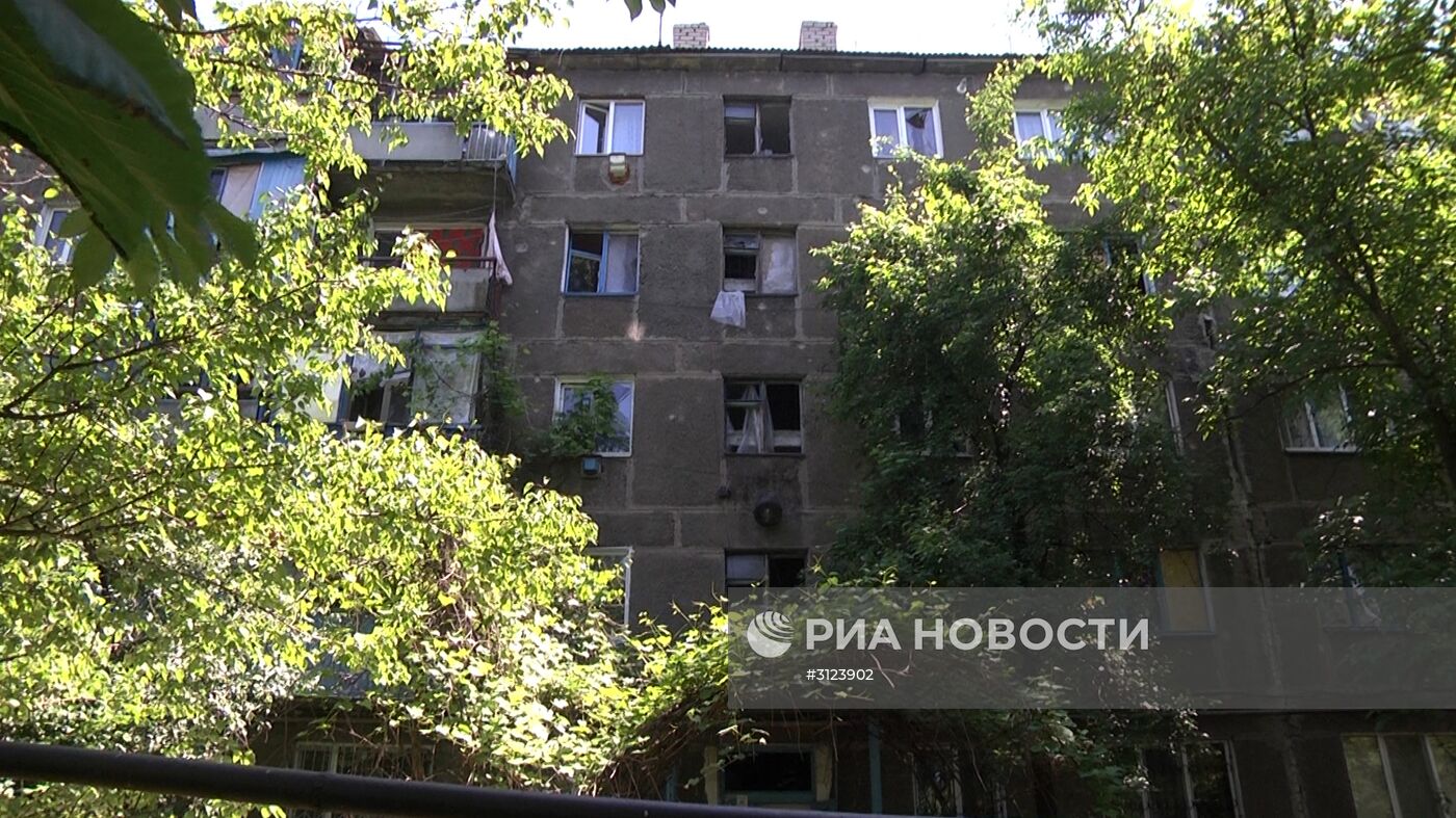 Последствия обстрела города Кировска в ЛНР