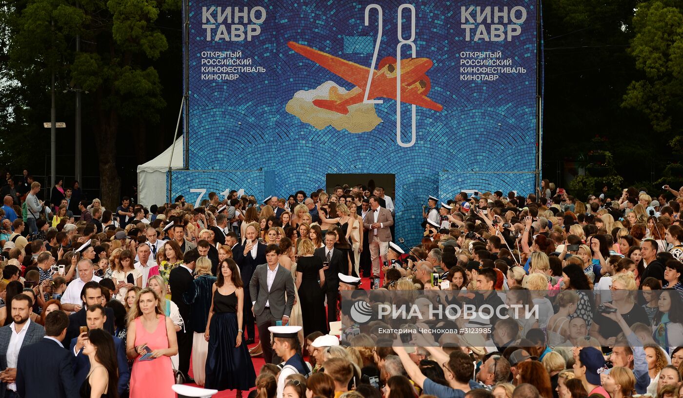 Открытие 28-го Открытого Российского кинофестиваля "Кинотавр"