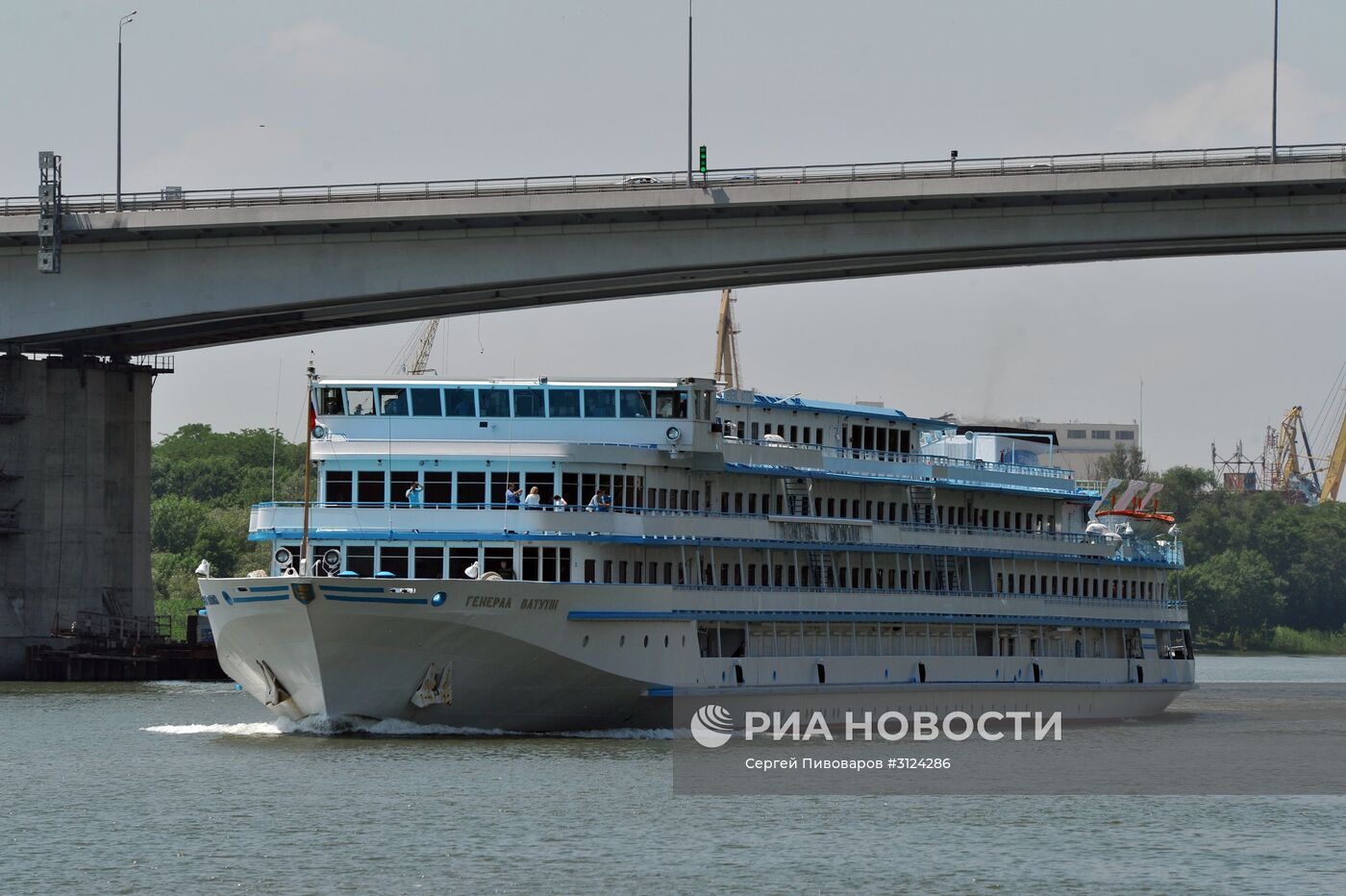 Лайнер "Генерал Ватутин" прибыл в порт Ростова-на-Дону