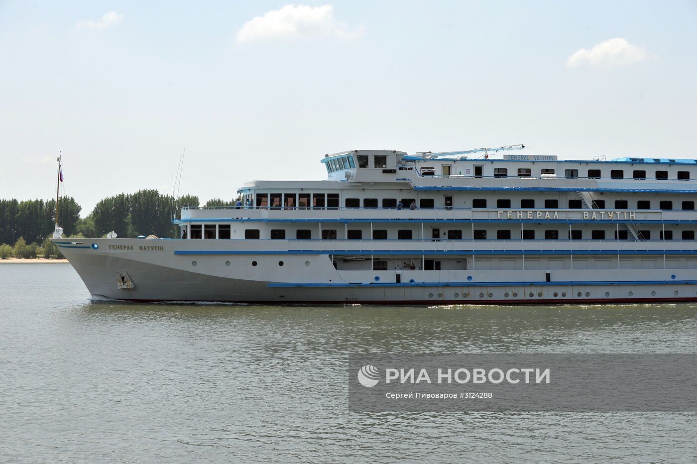 Лайнер "Генерал Ватутин" прибыл в порт Ростова-на-Дону