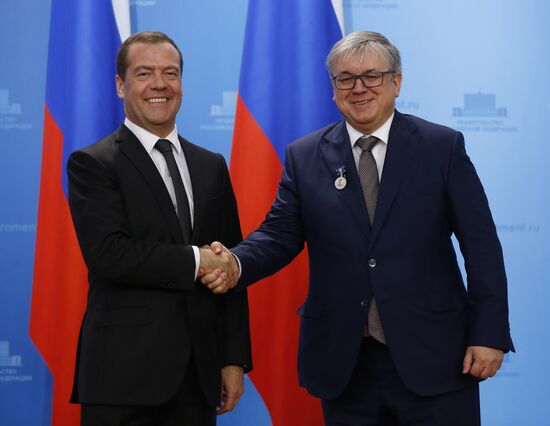 Премьер-министр РФ Д. Медведев вручил награды работникам федеральных органов исполнительной власти и организаций