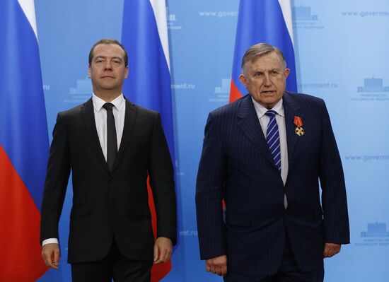 Премьер-министр РФ Д. Медведев вручил награды работникам федеральных органов исполнительной власти и организаций
