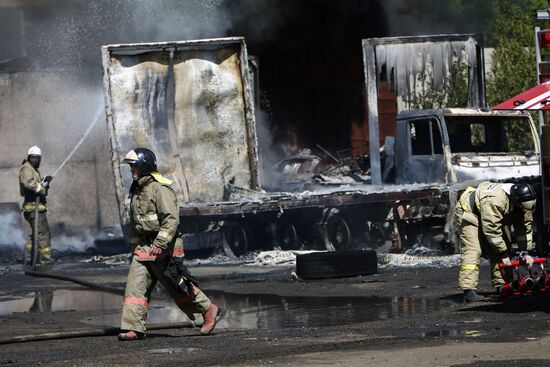 Пожар на складе с горюче-смазочными материалами в Ярославле
