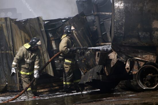 Пожар на складе с горюче-смазочными материалами в Ярославле