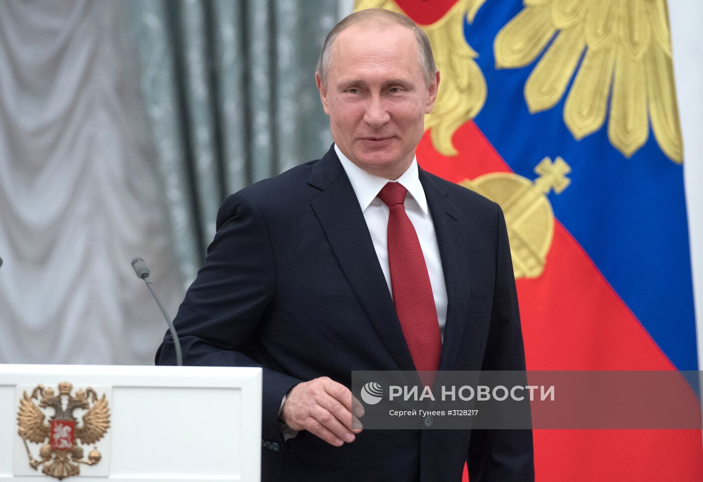 Президент РФ В. Путин вручил паспорта юным россиянам в День России