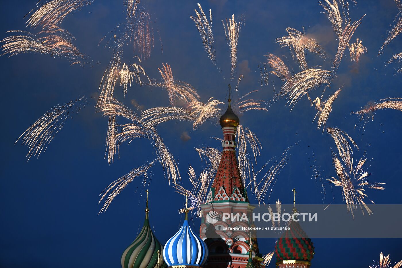 Праздничный салют в День России
