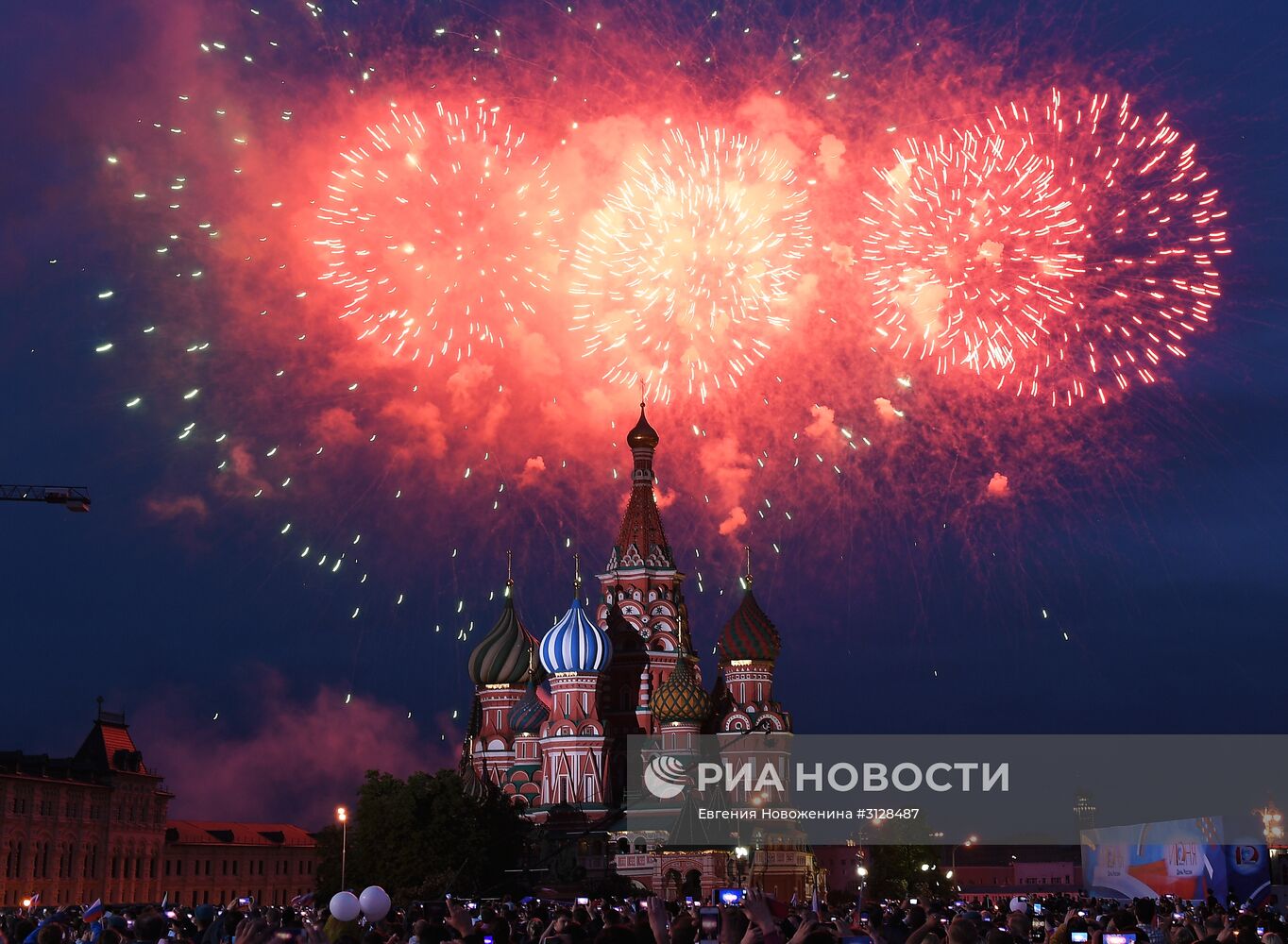 Праздничный салют в День России