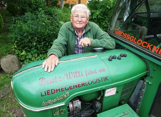 81-летний житель Германии совершает путешествие на тракторе в Россию