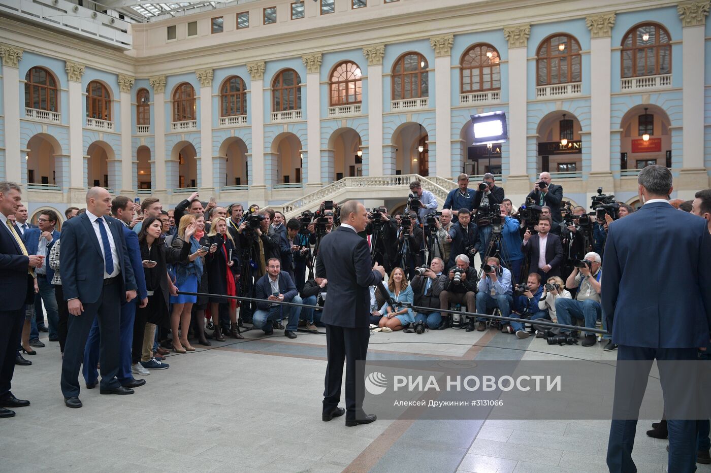 Президент РФ В. Путин ответил на вопросы журналистов