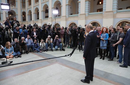 Президент РФ В. Путин ответил на вопросы журналистов