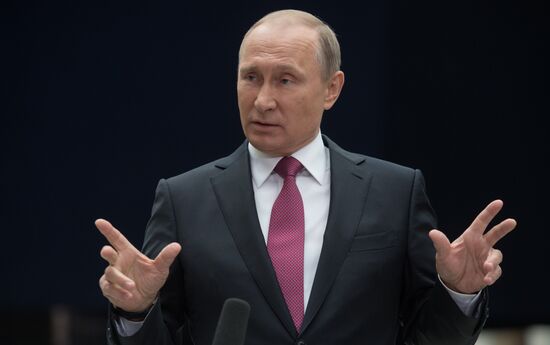 Президент РФ В. Путин ответил на вопросы журналистов