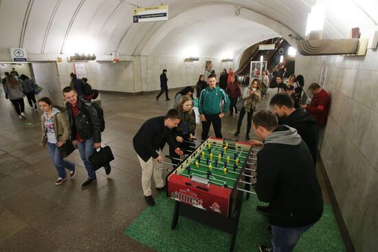 В московском метро установили столы для настольного футбола