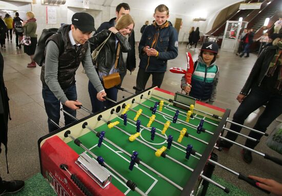 В московском метро установили столы для настольного футбола