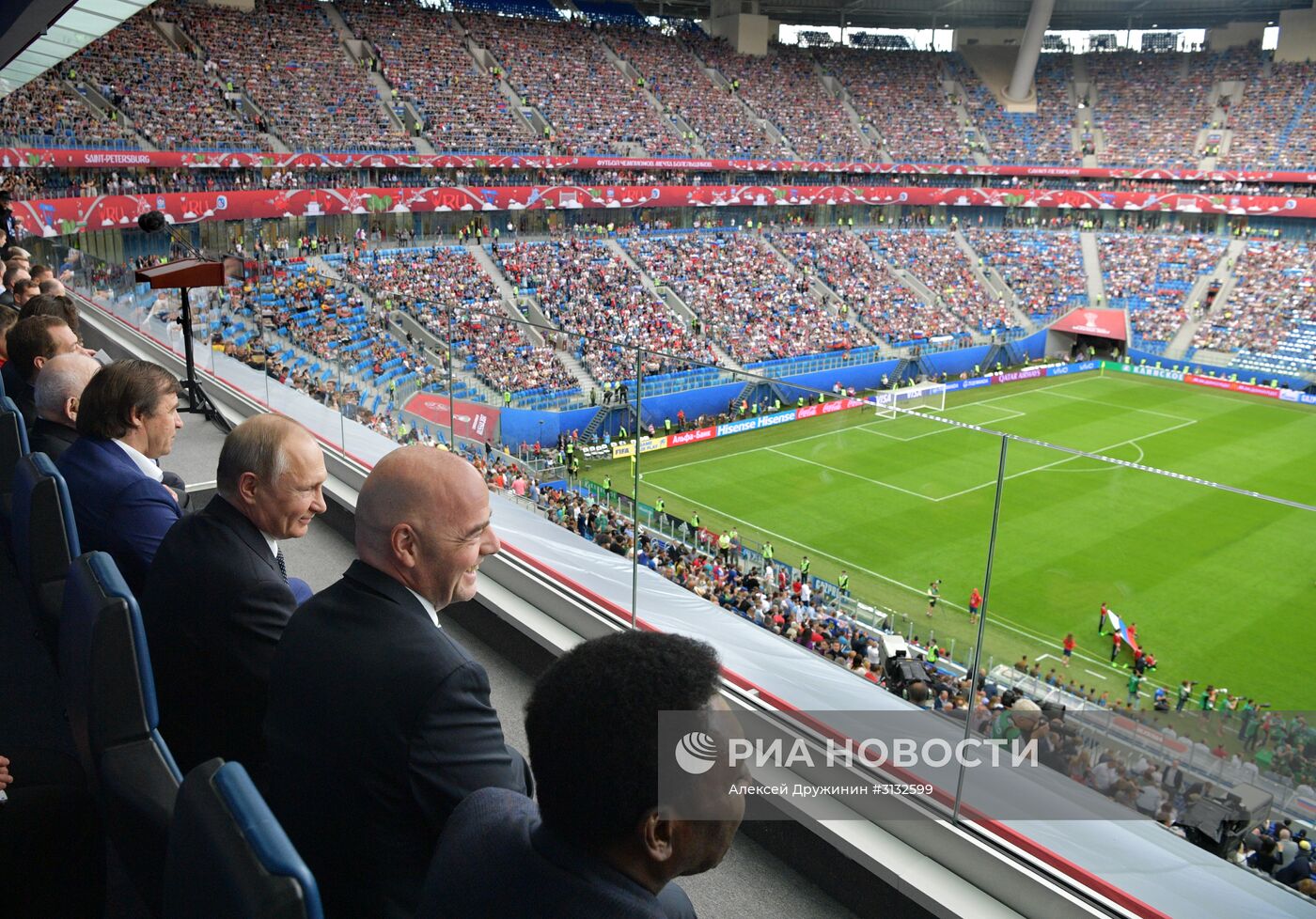 Президент РФ В. Путин и премьер-министр РФ Д. Медведев посетили первый матч Кубка конфедераций-2017