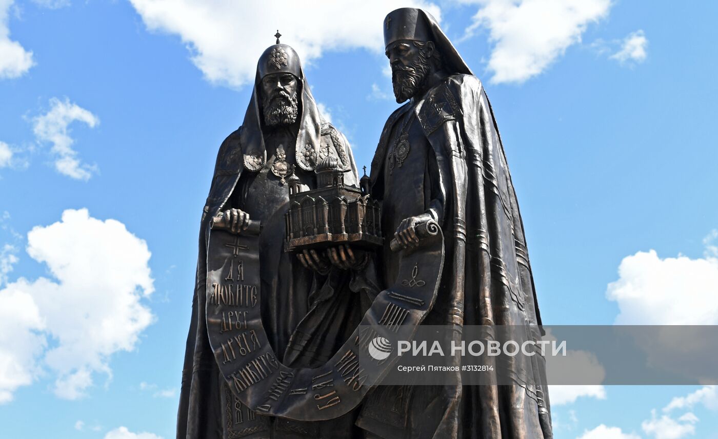 Освящение памятника "Воссоединение" у храма Христа Спасителя в Москве
