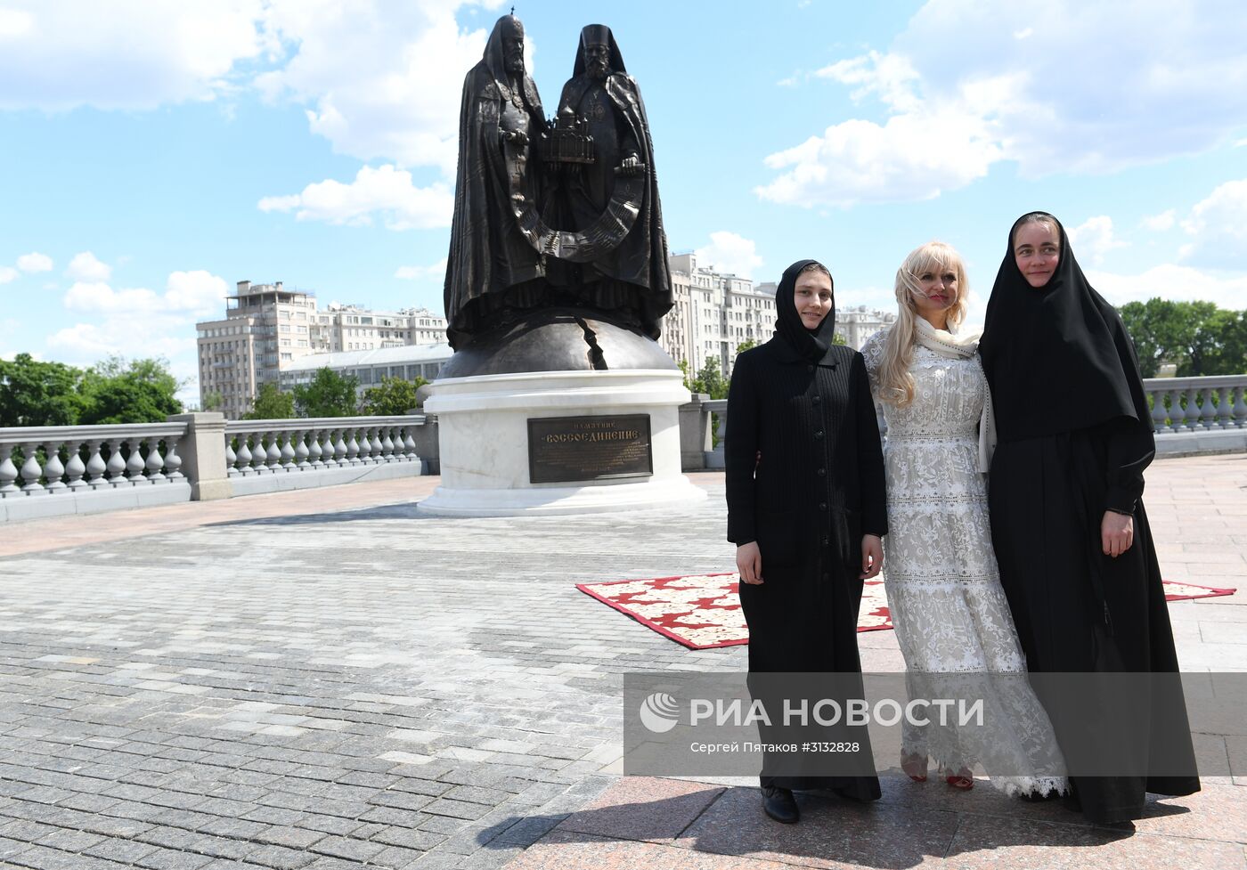 Освящение памятника "Воссоединение" у храма Христа Спасителя в Москве