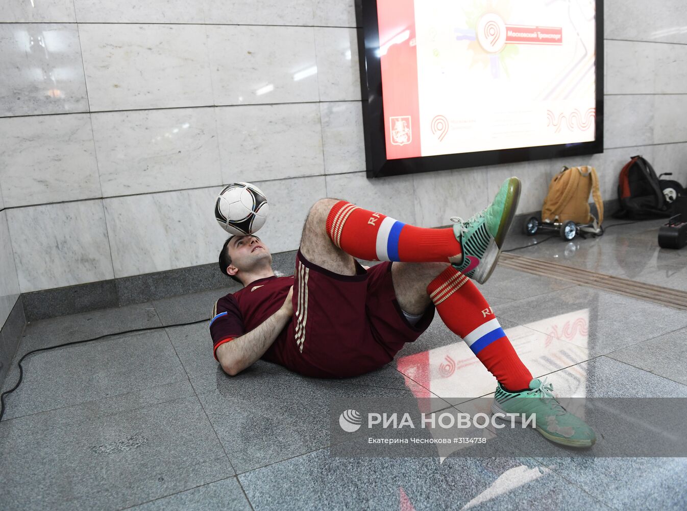 Мастер-класс по футбольному фристайлу в Московском метро