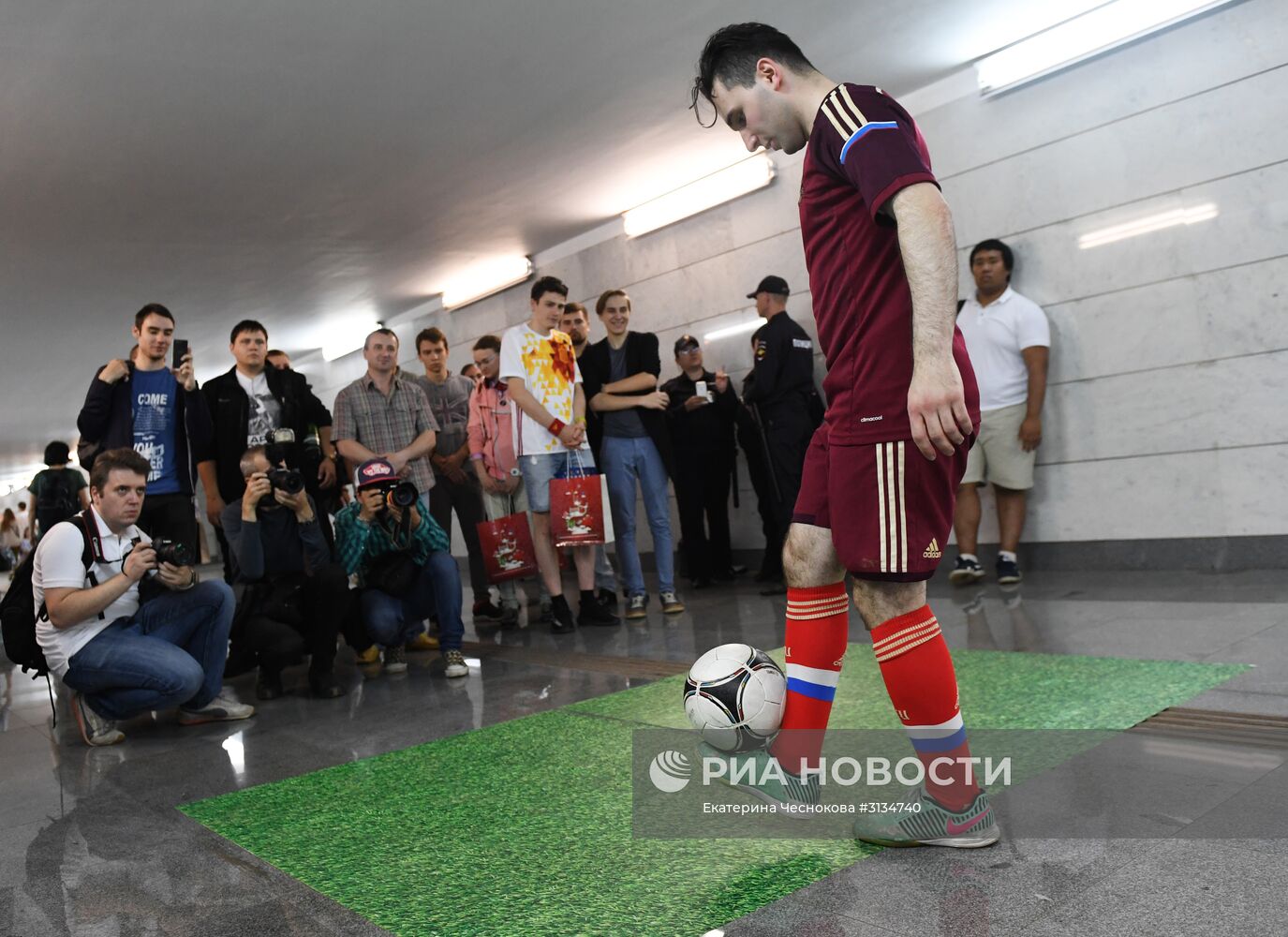 Мастер-класс по футбольному фристайлу в Московском метро