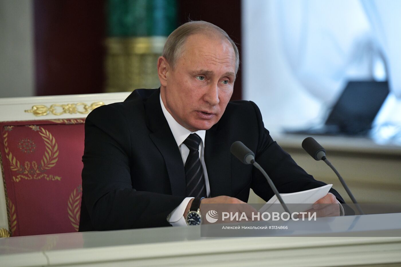 Президент РФ В. Путин провел переговоры с президентом Киргизии А. Атамбаевым