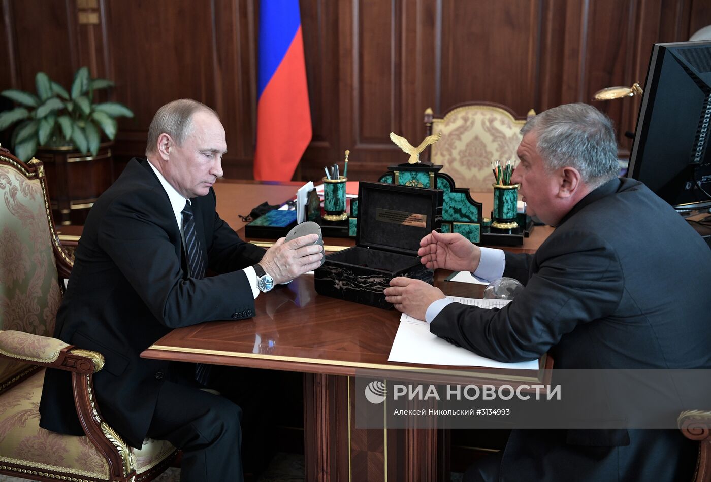 Президент РФ В. Путин встретился с главой Роснефти И. Сечиным
