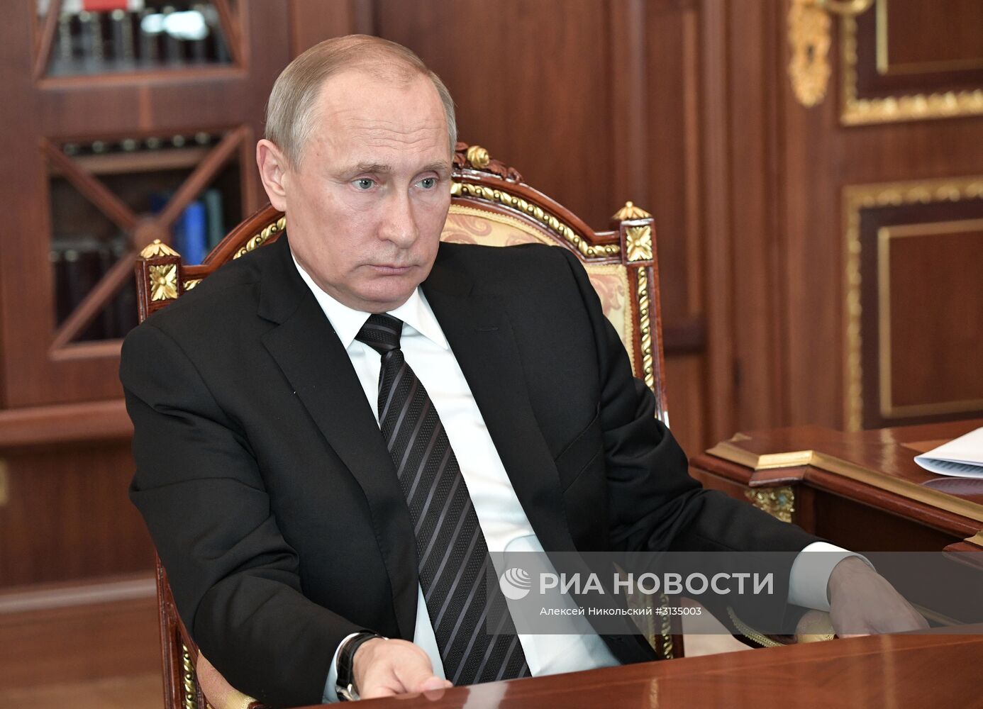 Президент РФ В. Путин встретился с главой Роснефти И. Сечиным